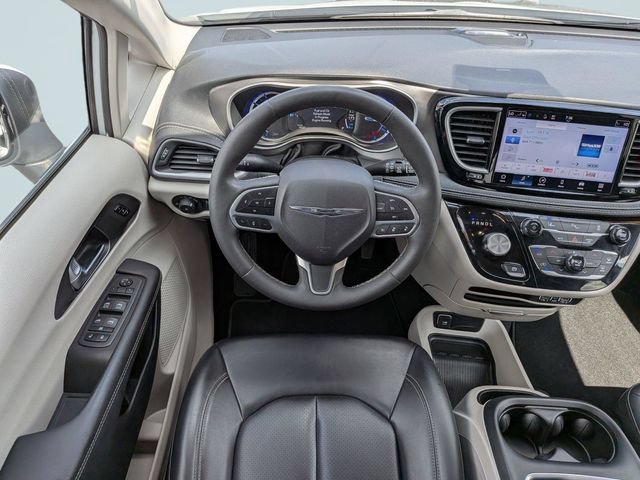 Used 2023 Chrysler Pacifica Touring-L FWD image 14