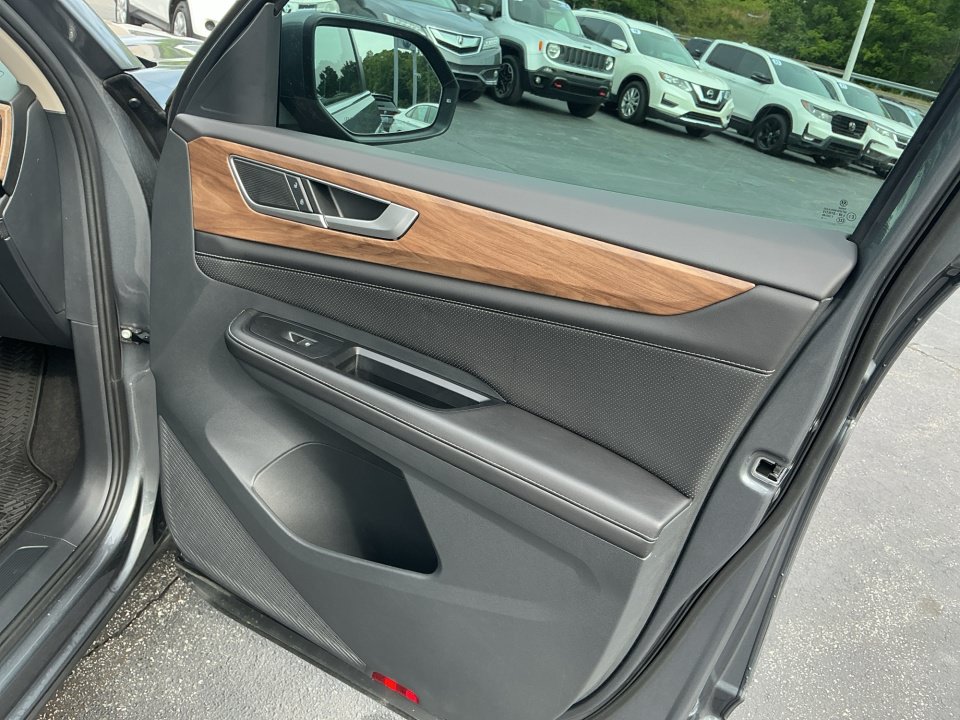 Certified 2025 Volkswagen Atlas SE FWD image 35