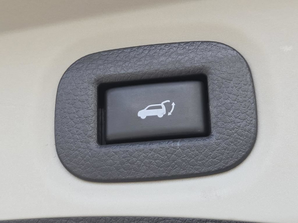 Used 2020 Nissan Rogue SV FWD image 16