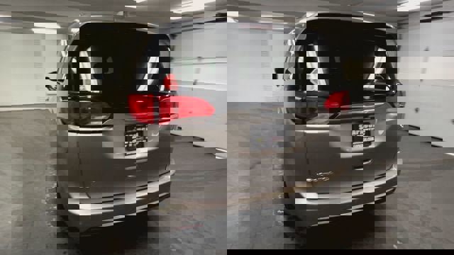 Used 2017 Chrysler Pacifica Touring-L w/ Tire & Wheel Group image 7