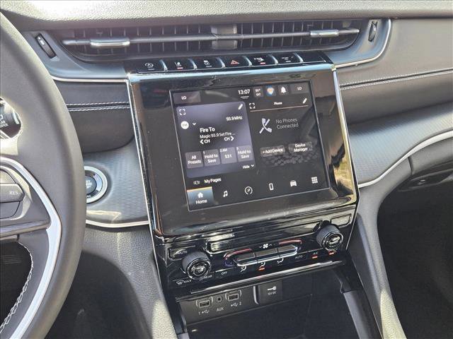 Used 2023 Jeep Grand Cherokee Laredo image 14