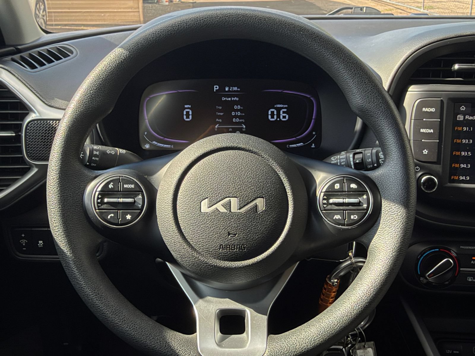 Used 2025 Kia Soul LX w/ LX Technology Package FWD image 25