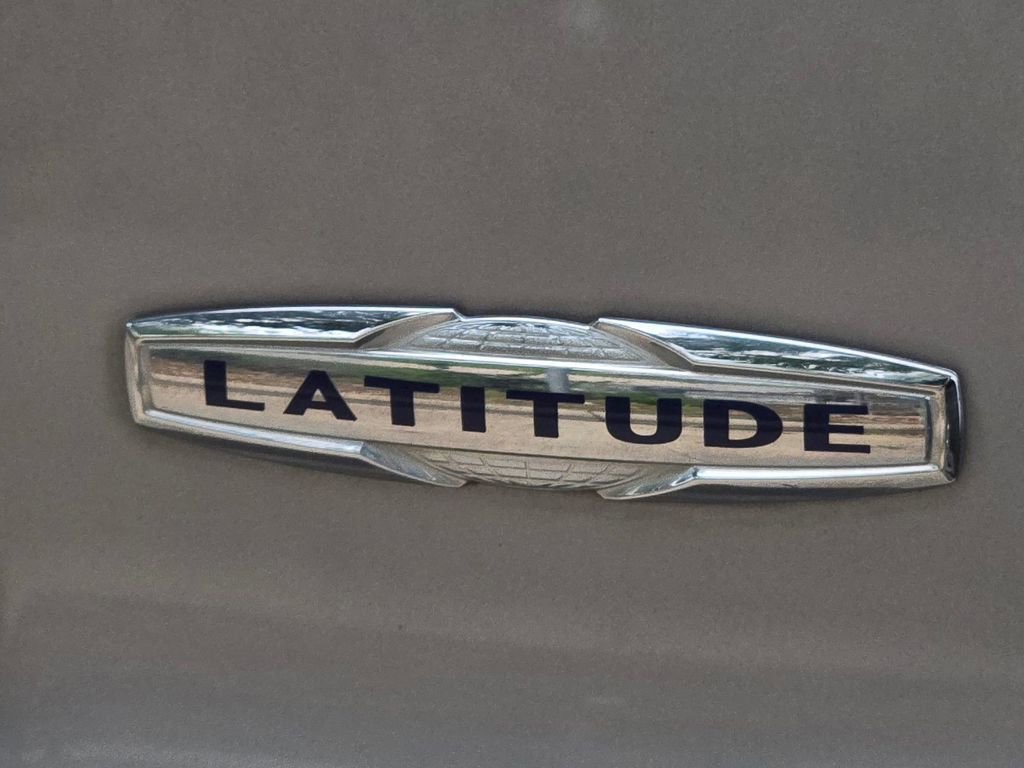 Used 2021 Jeep Cherokee Latitude FWD image 13