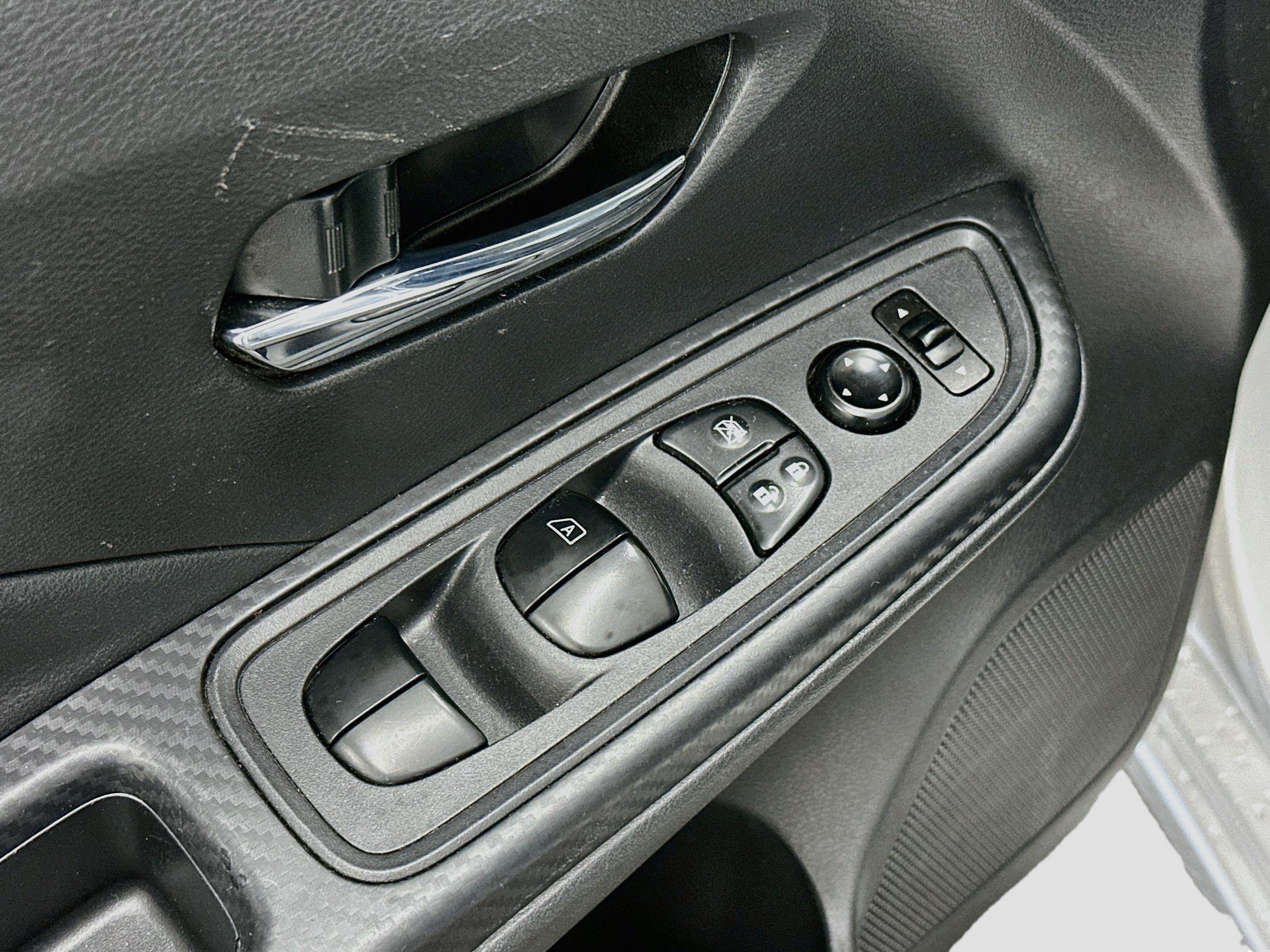 Used 2025 Nissan Versa SV FWD image 15