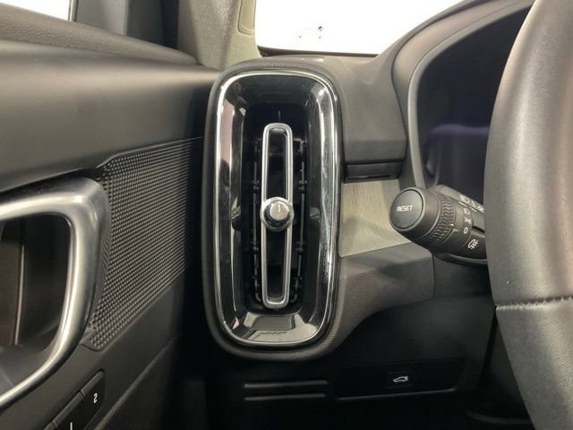 Certified 2025 Volvo XC40 B5 Core AWD/4WD image 16