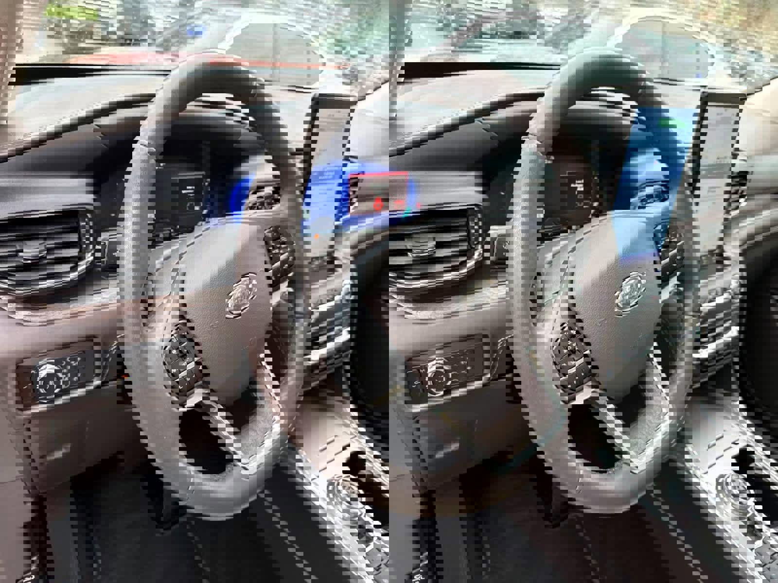 Used 2020 Ford Explorer Platinum w/ Premium Technology Package image 18