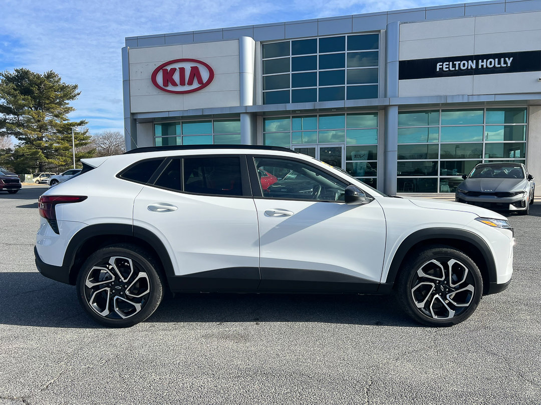 Used 2025 Chevrolet Trax RS w/ Sunroof Package image 8
