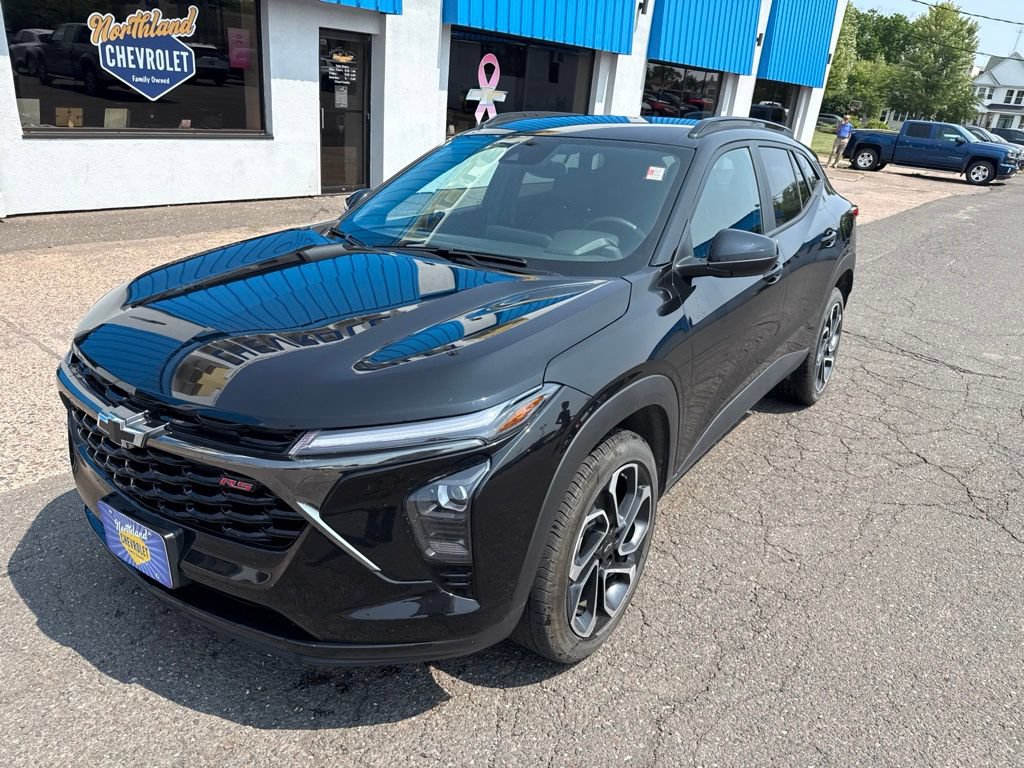 Used 2025 Chevrolet Trax RS FWD image 2