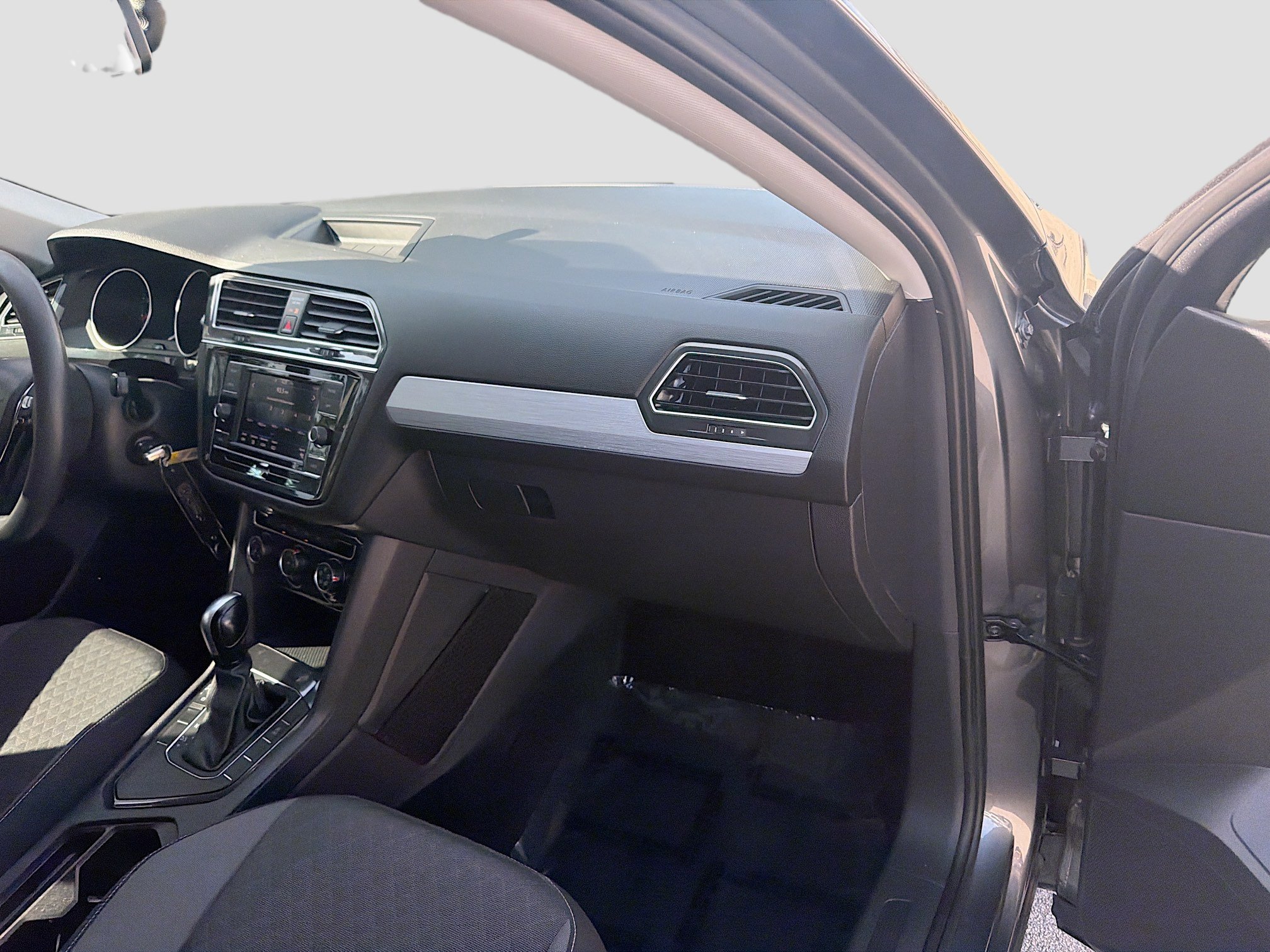 Used 2021 Volkswagen Tiguan S image 32