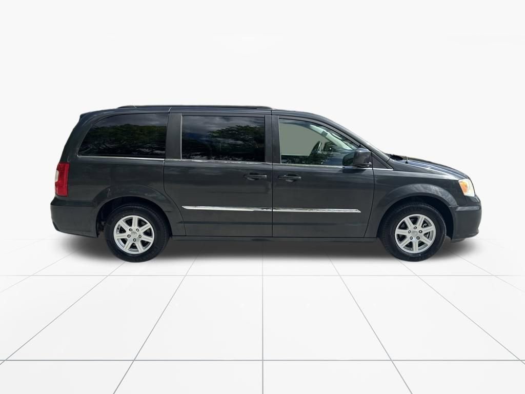 Used 2012 Chrysler Town & Country Touring image 7