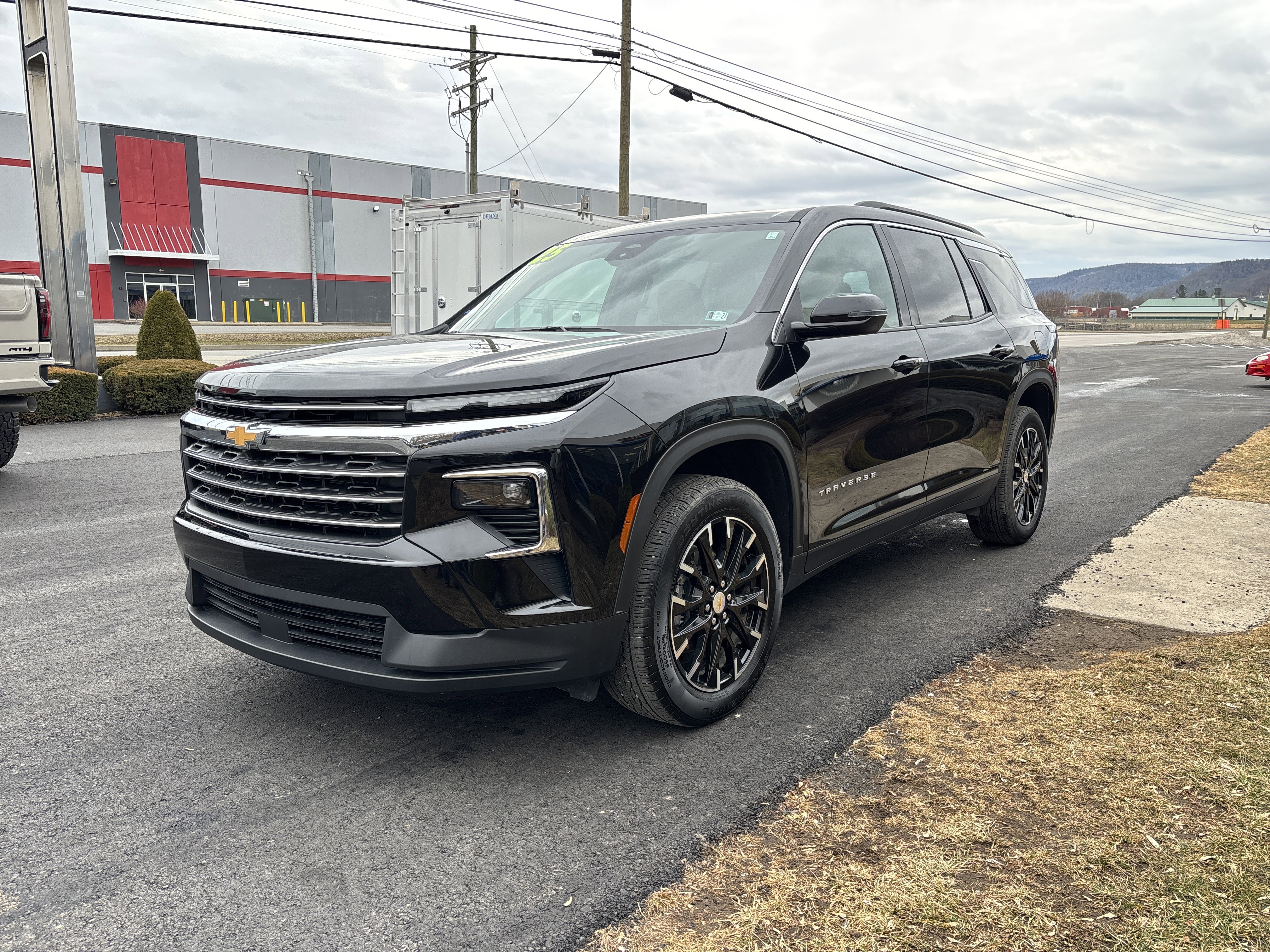 Used 2025 Chevrolet Traverse LT w/ Sun and Wheel Package image 15