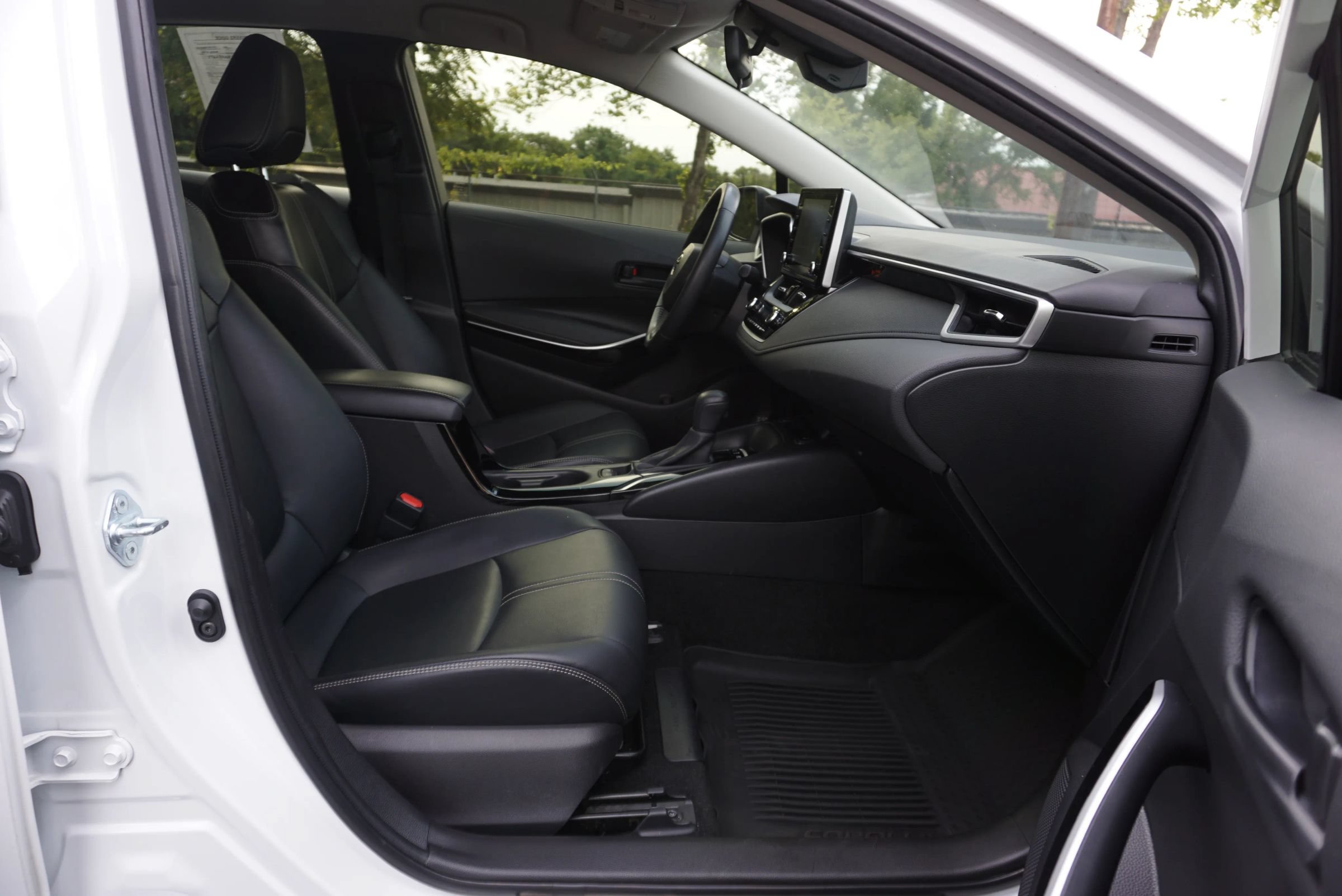 Used 2022 Toyota Corolla LE w/ Premium Interior Package FWD image 18