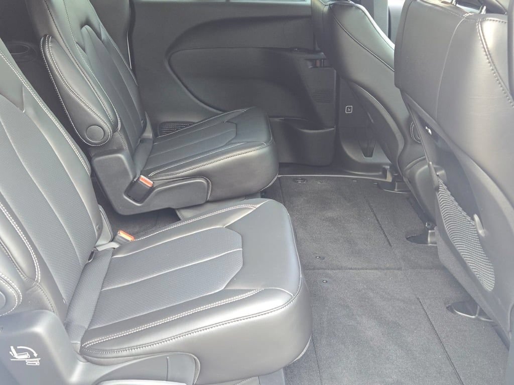 New 2027 Chrysler Pacifica Select AWD/4WD image 9