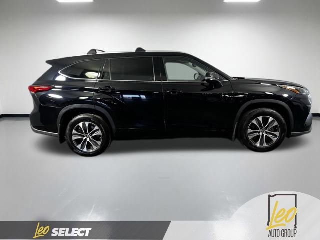 Used 2022 Toyota Highlander XLE image 5