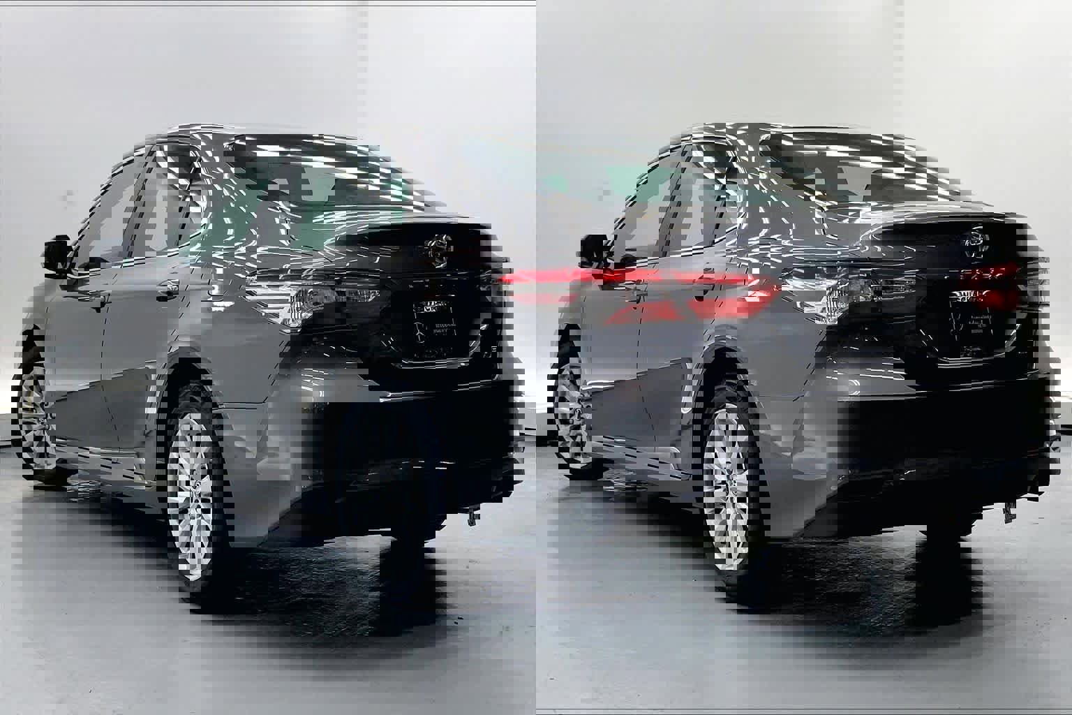 Used 2018 Toyota Camry LE image 2