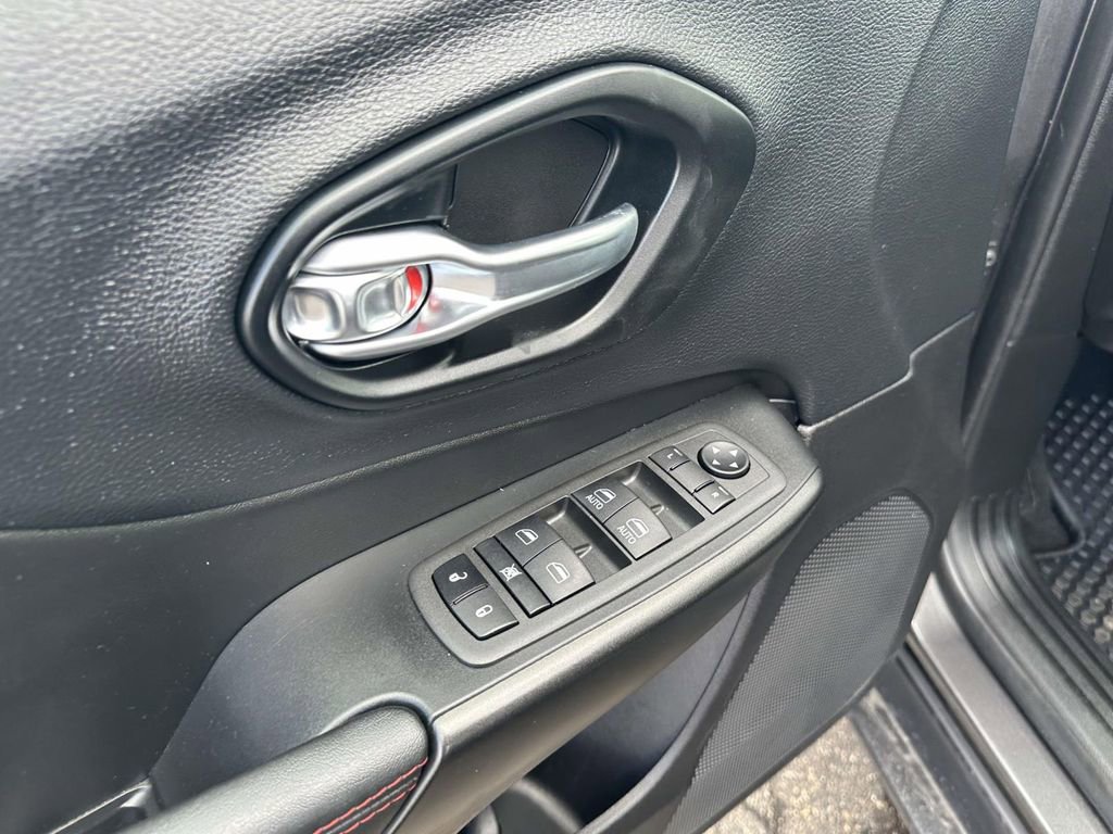 Used 2022 Jeep Cherokee Trailhawk w/ Comfort/Convenience Group image 17