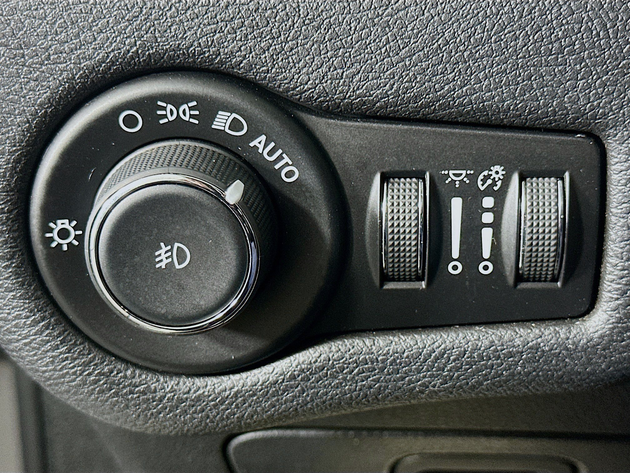 Used 2020 Jeep Cherokee Latitude Plus AWD/4WD image 17