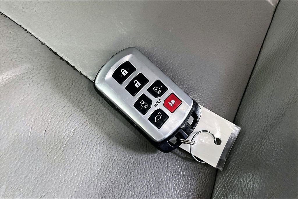 Used 2019 Toyota Sienna XLE w/ XLE Navigation Package FWD image 10