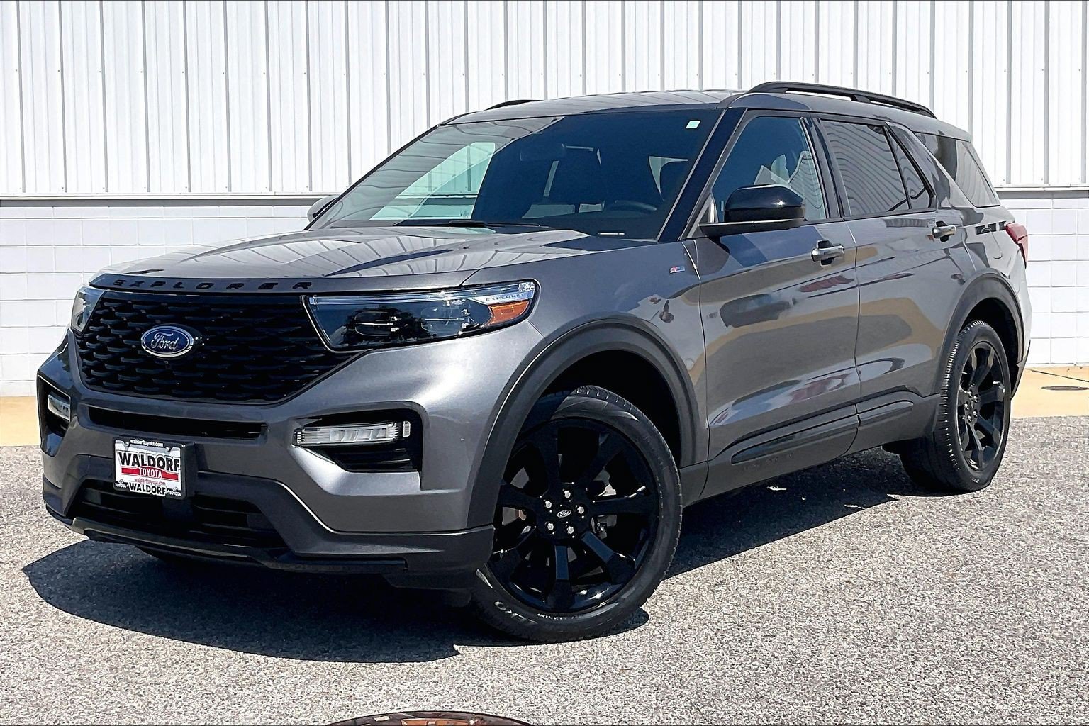 Used 2023 Ford Explorer ST-Line AWD/4WD image 2