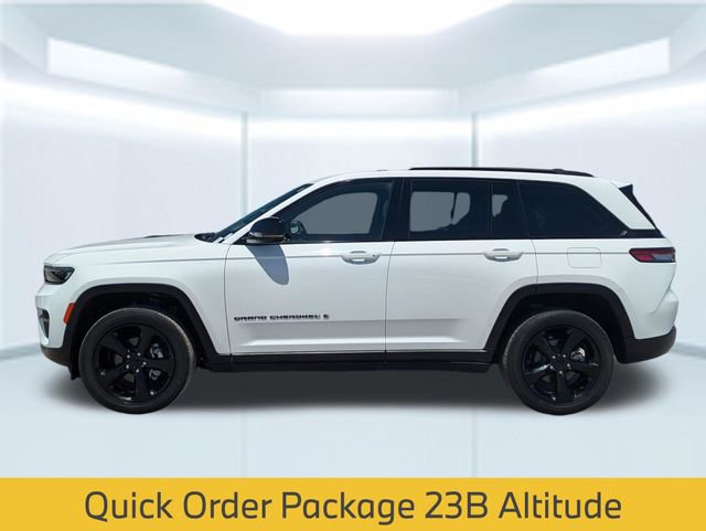 Used 2023 Jeep Grand Cherokee Altitude AWD/4WD image 2