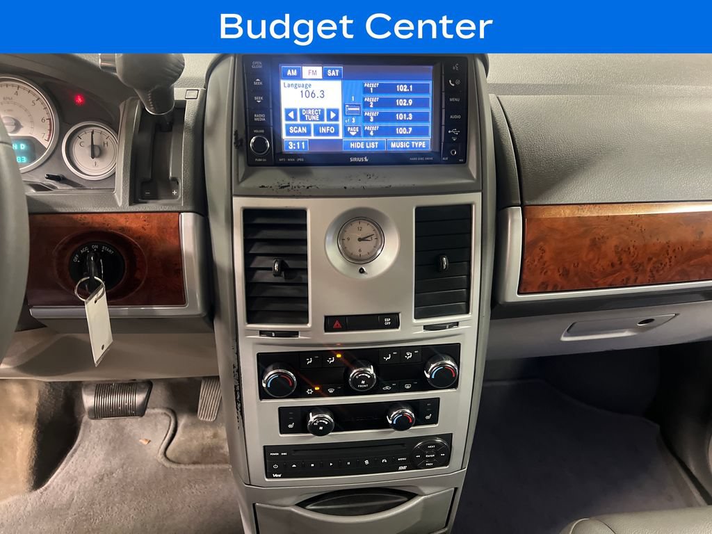 Used 2008 Chrysler Town & Country Touring FWD image 23