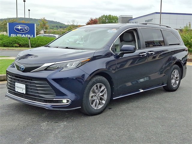 Used 2024 Toyota Sienna XLE image 3