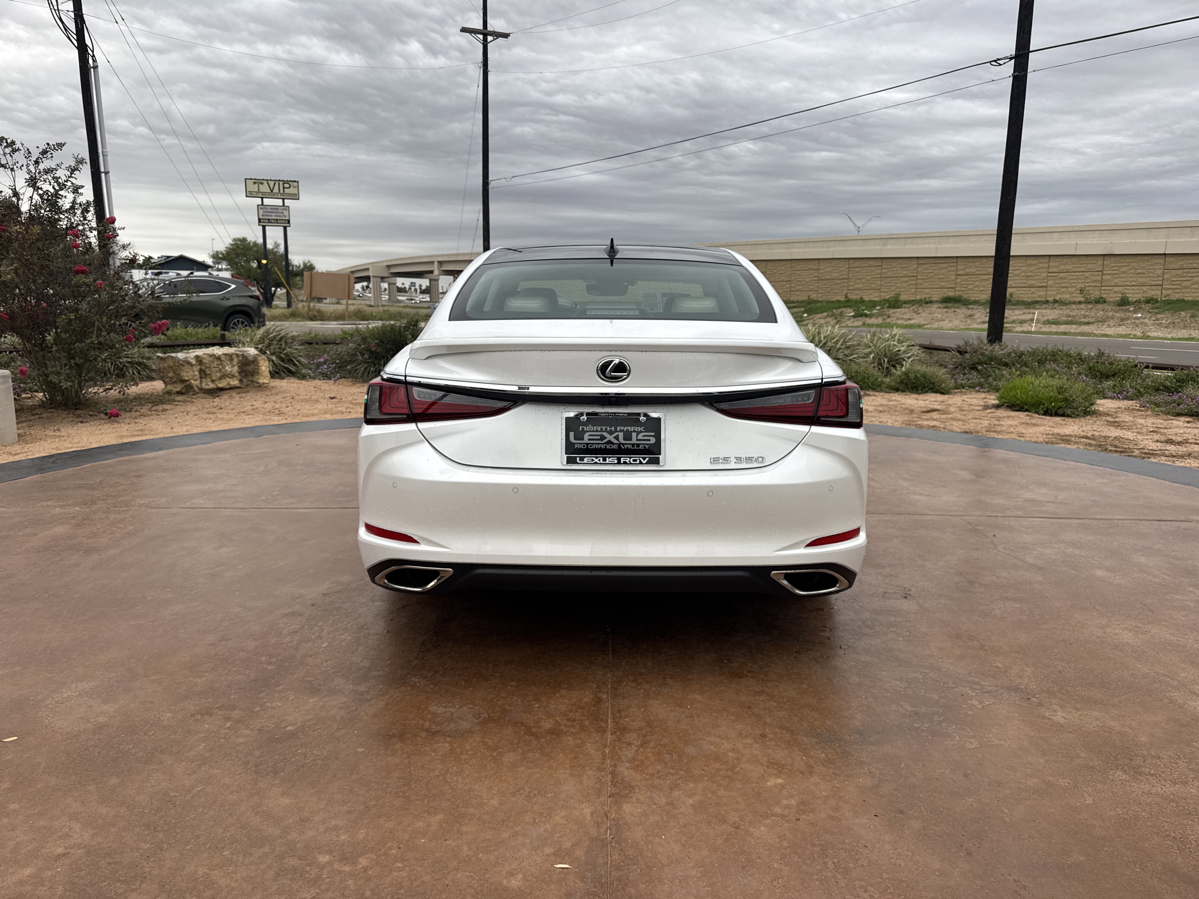 New 2025 Lexus ES 350 Ultra Luxury image 3