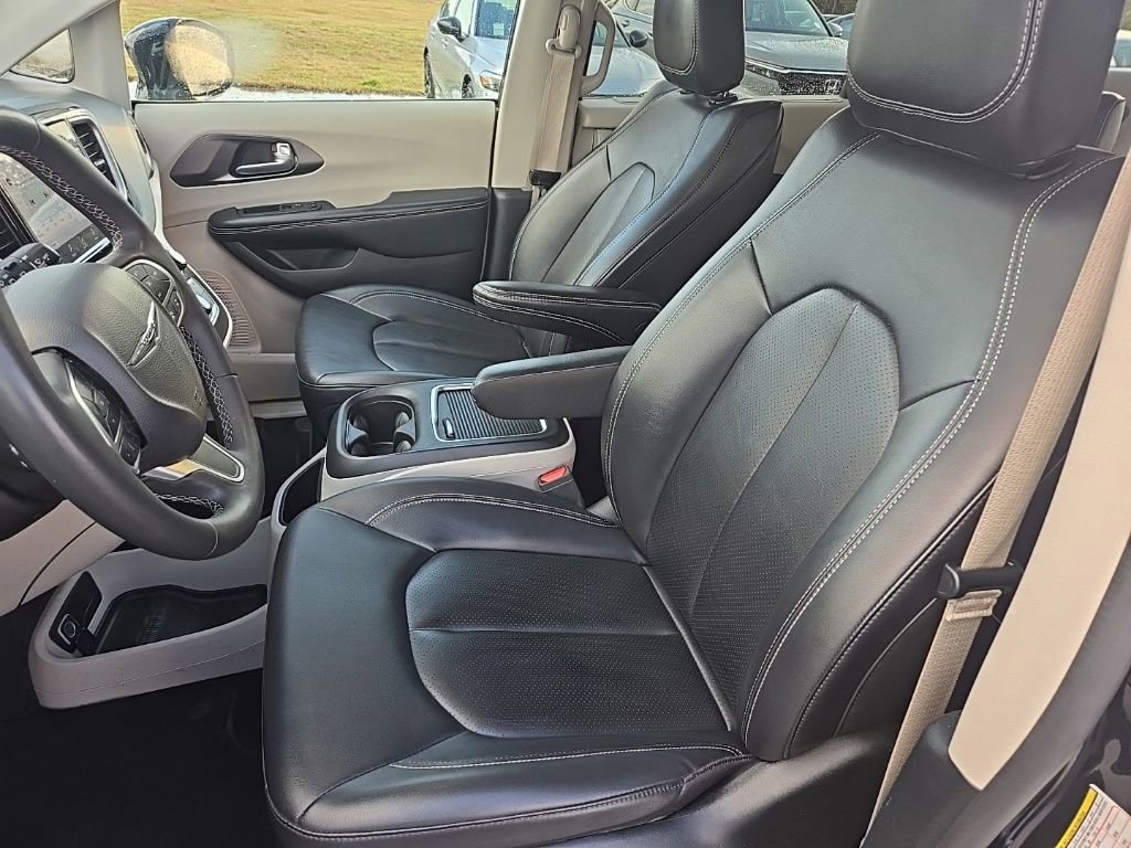 Used 2024 Chrysler Pacifica Touring-L image 18