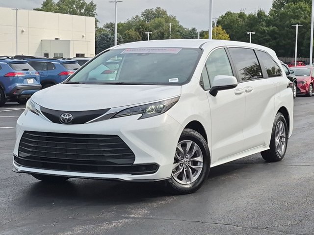 Certified 2026 Toyota Sienna LE FWD image 2