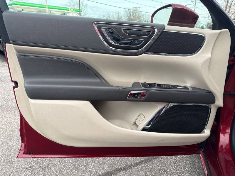 Used 2018 Lincoln Continental Select image 9