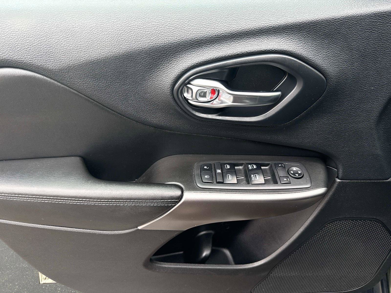 Used 2019 Jeep Cherokee Latitude Plus w/ Cold Weather Group image 18