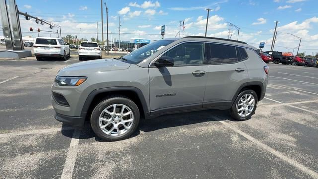 Used 2023 Jeep Compass Latitude w/ Sun and Sound Group AWD/4WD image 4