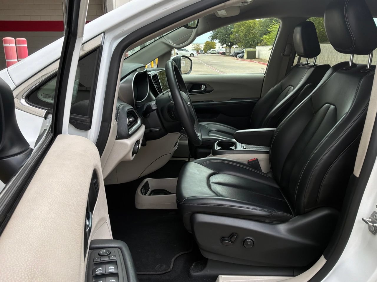 Used 2023 Chrysler Pacifica Touring-L FWD image 10