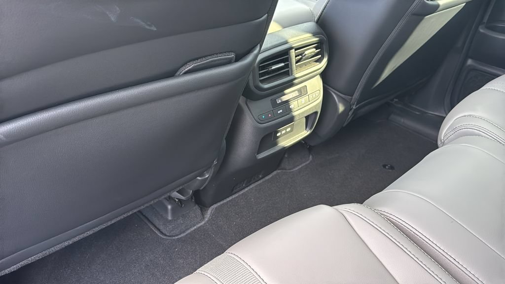 Certified 2025 Honda Pilot Touring image 32