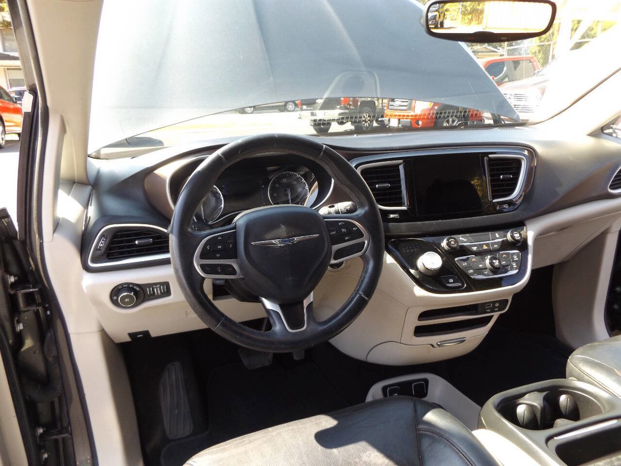 Used 2017 Chrysler Pacifica Touring-L image 16