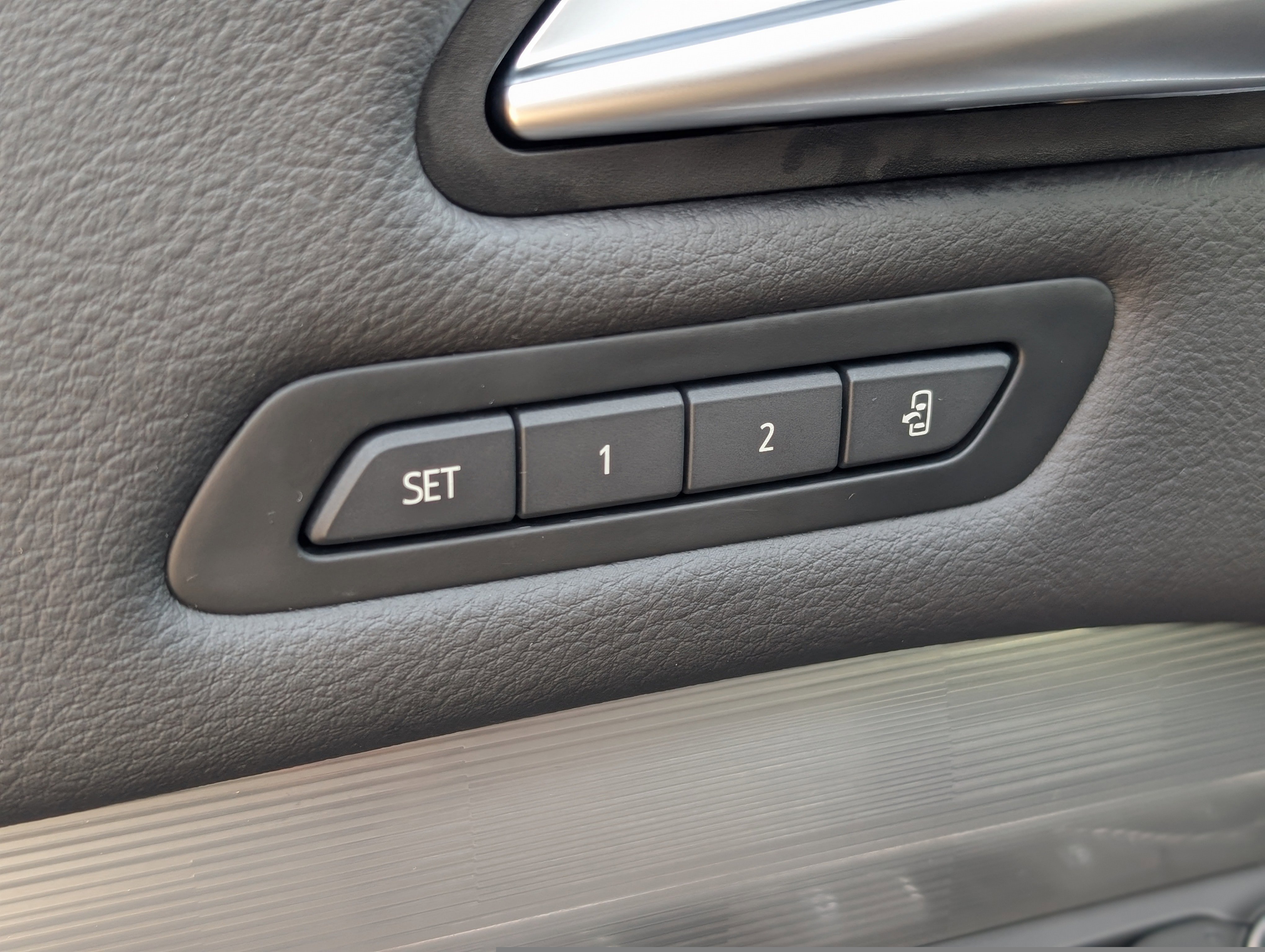 Used 2024 Cadillac XT4 Premium Luxury image 4