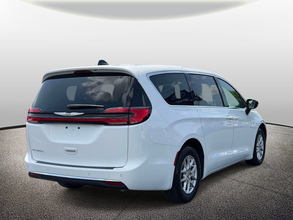 Used 2024 Chrysler Pacifica Touring-L FWD image 2