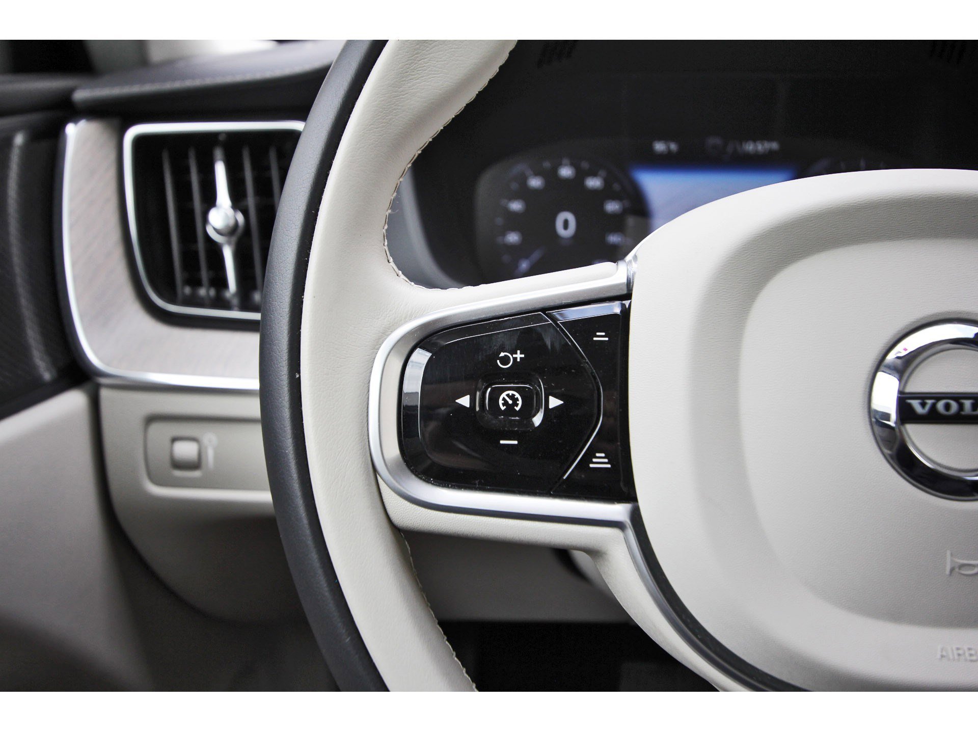 Used 2020 Volvo XC60 T6 Inscription AWD/4WD image 17