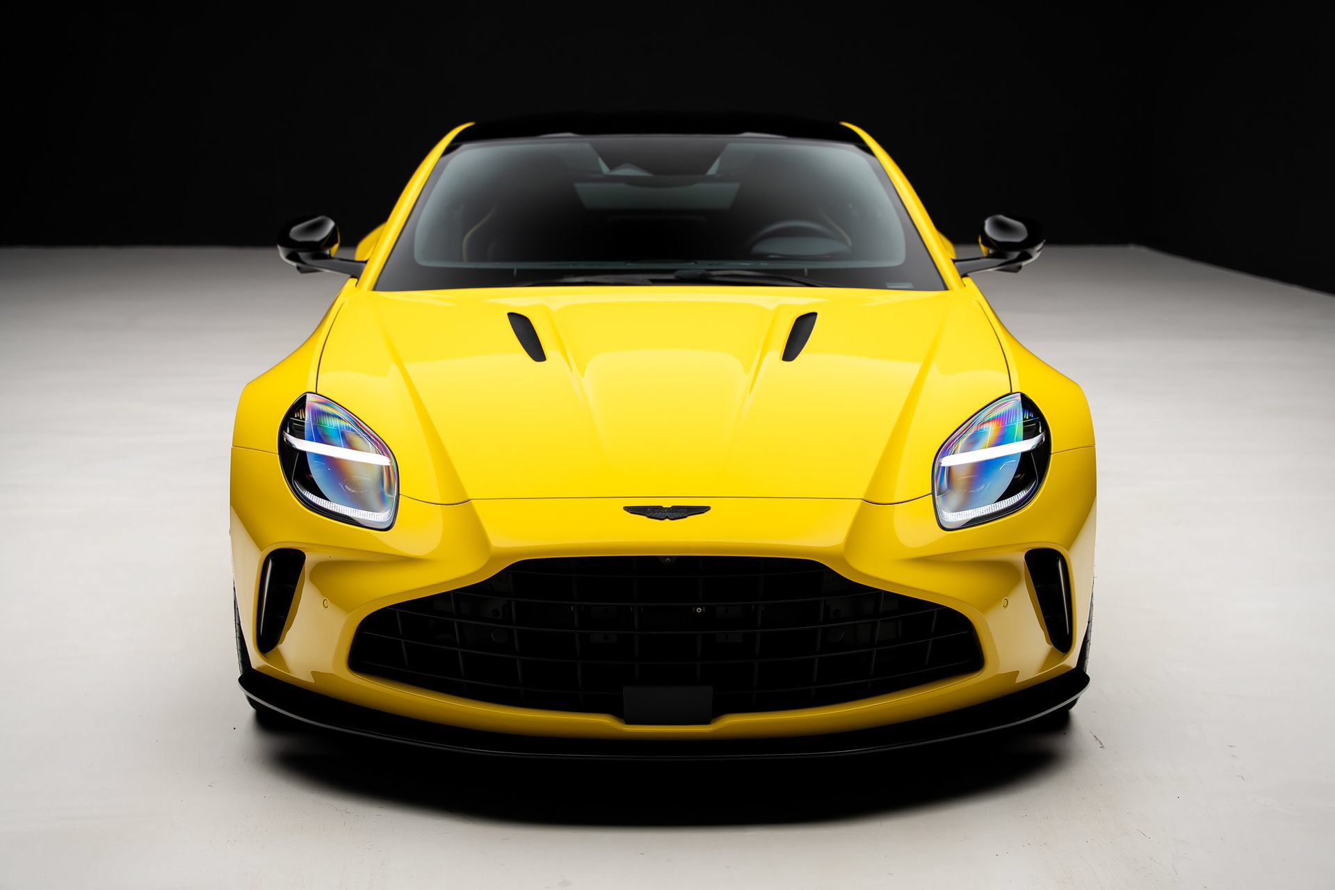Used 2025 Aston Martin V8 Vantage Coupe RWD image 6