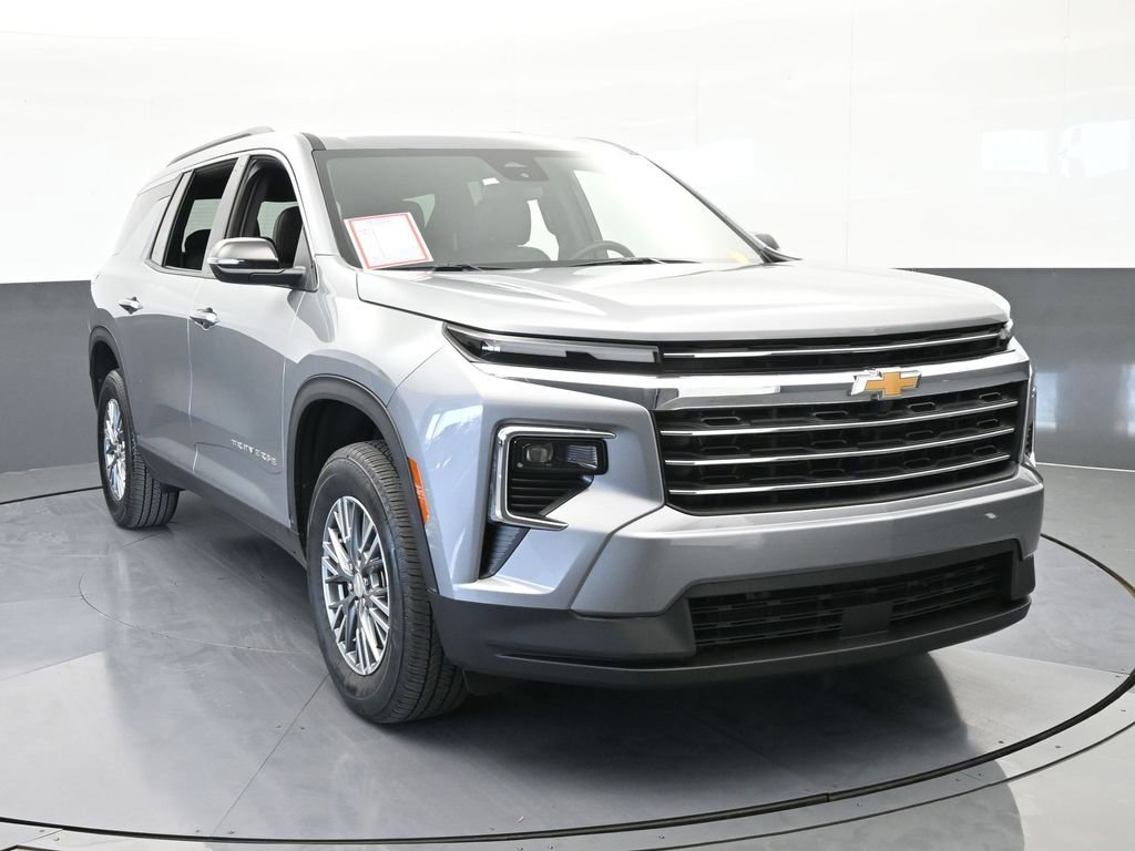 Used 2025 Chevrolet Traverse LT image 9