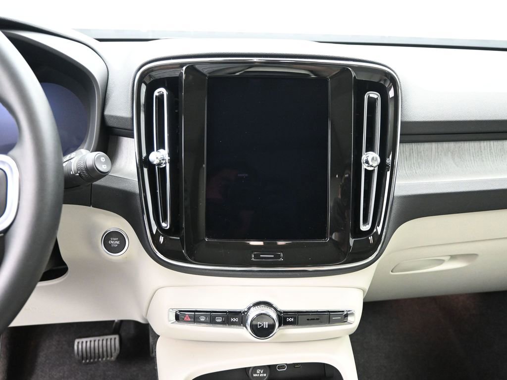 Used 2025 Volvo XC40 B5 Ultra image 12