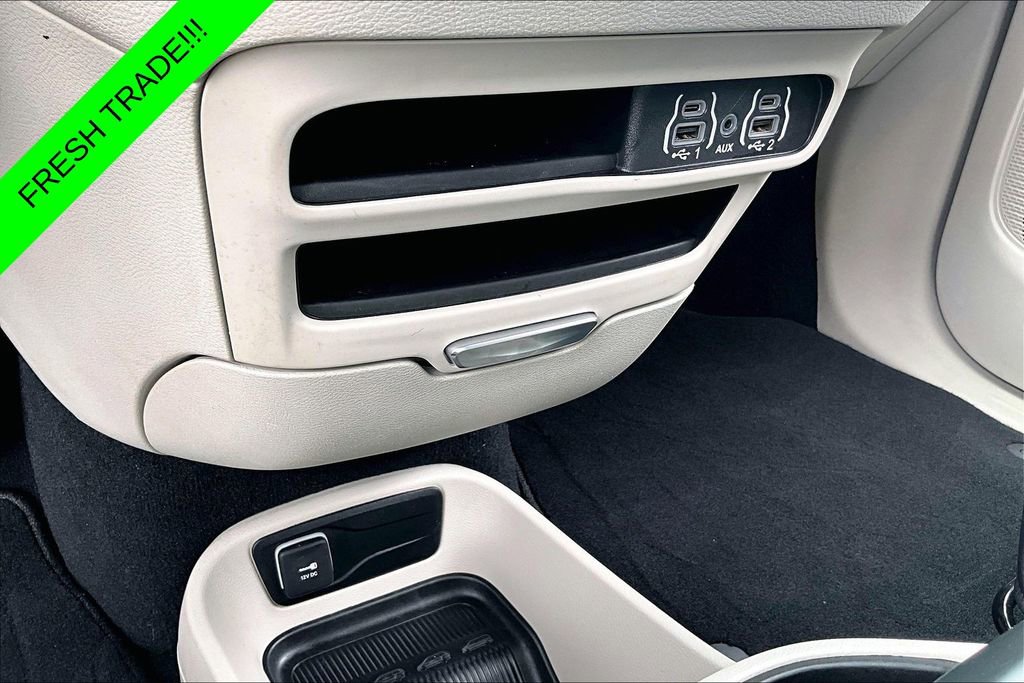 Used 2023 Chrysler Pacifica Touring-L FWD image 15