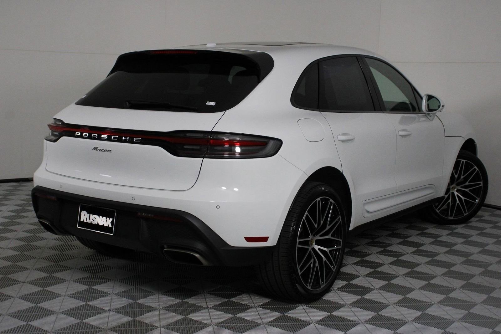 Certified 2025 Porsche Macan image 7