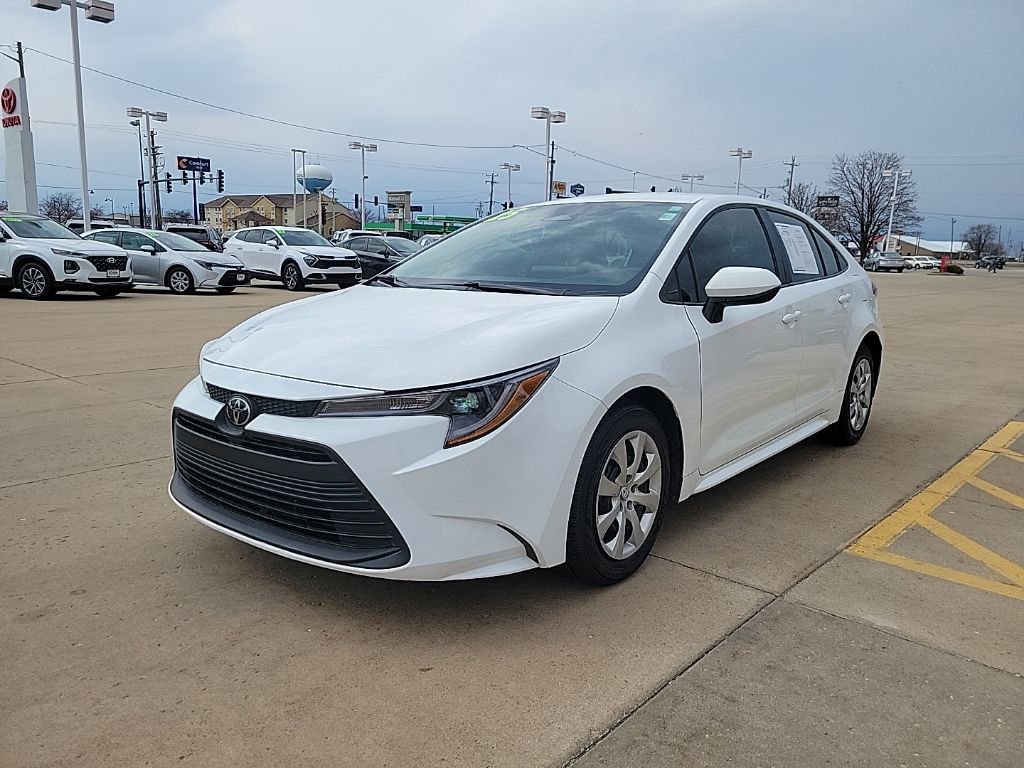 Used 2025 Toyota Corolla LE image 2