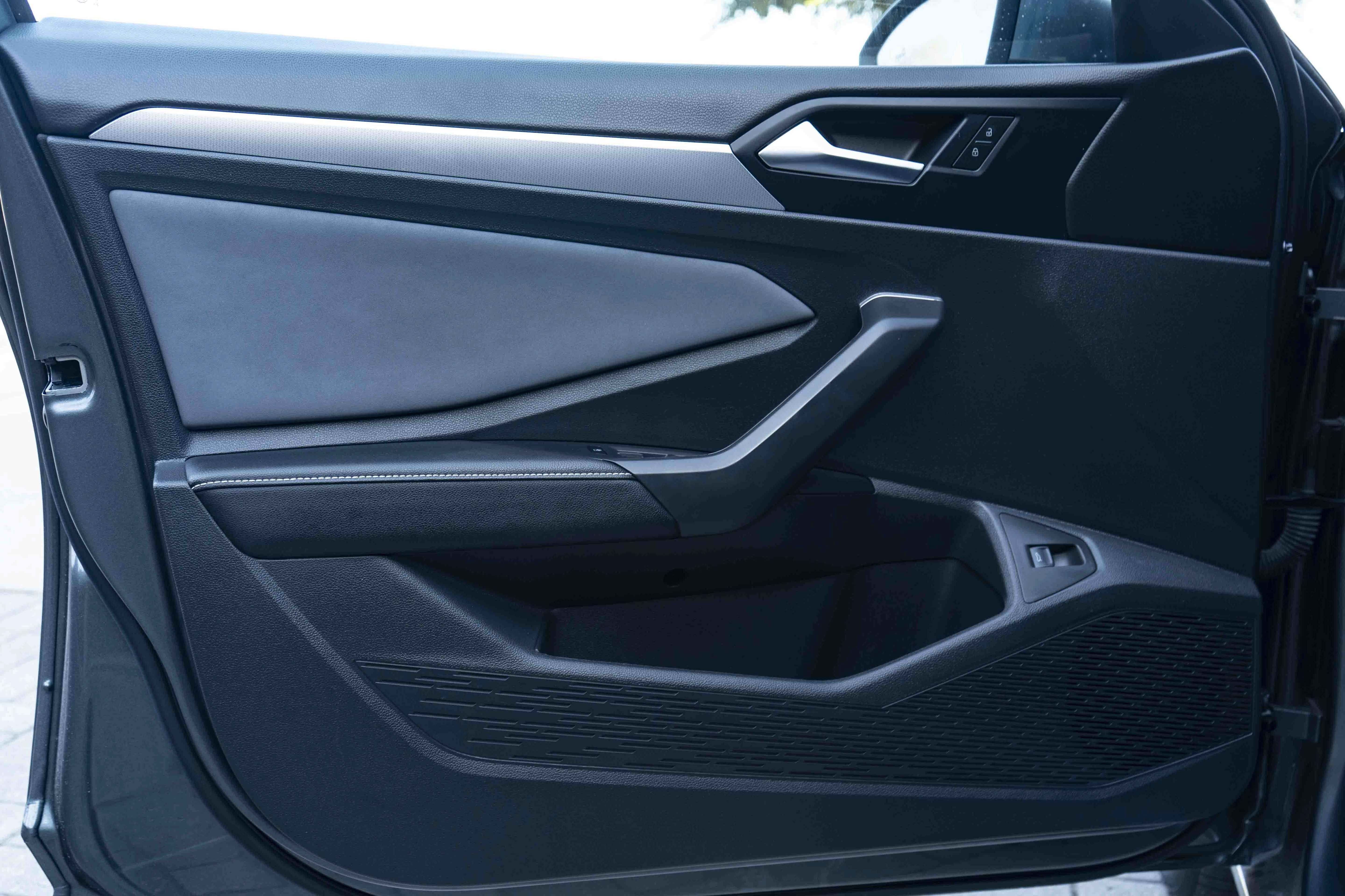 Certified 2025 Volkswagen Jetta SE w/ Sunroof Package FWD image 32