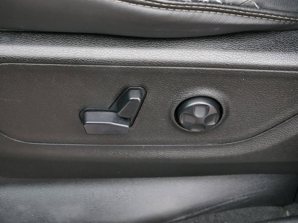 Used 2019 RAM 1500 Sport w/ Black Appearance Package image 4