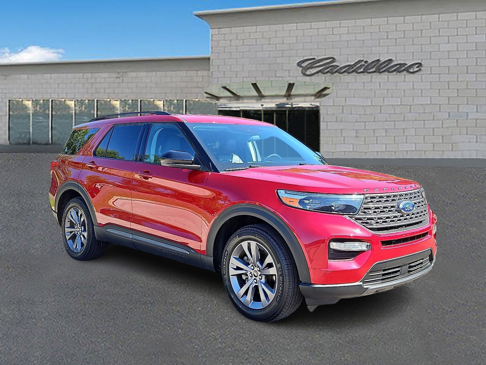 Used 2022 Ford Explorer XLT w/ Equipment Group 202A image 3