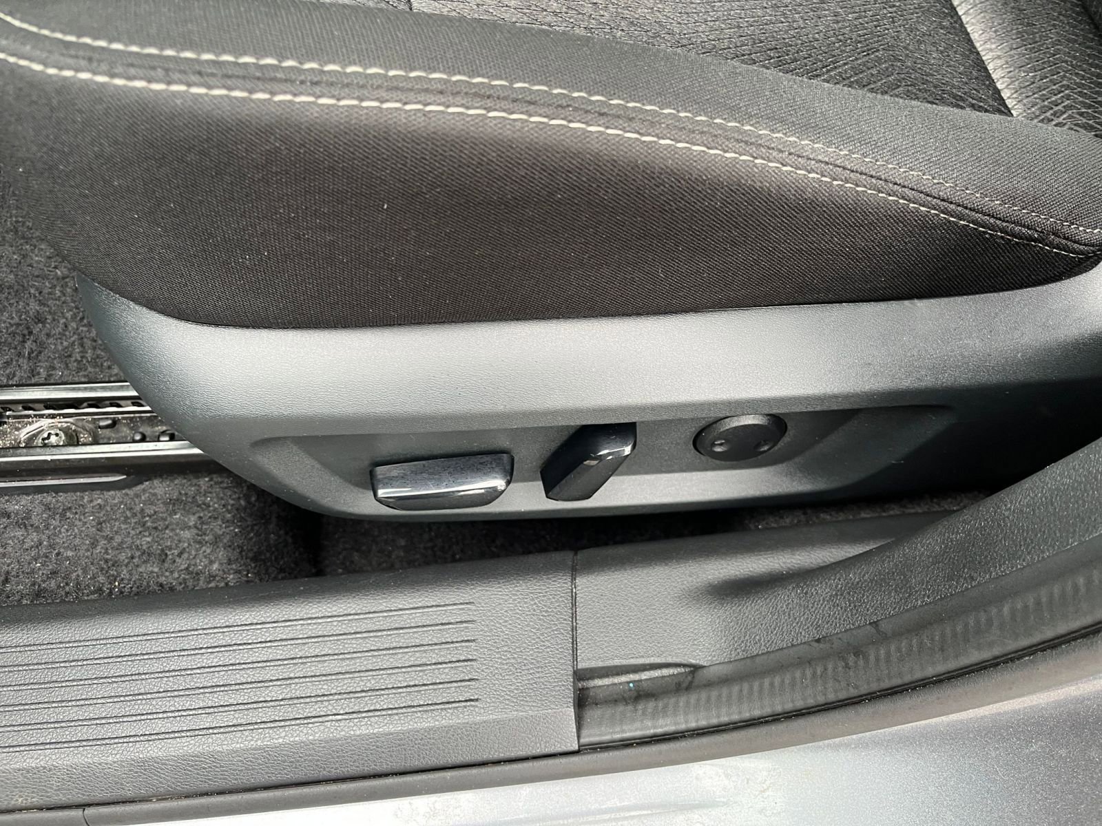 Used 2025 Nissan Rogue SV FWD image 22