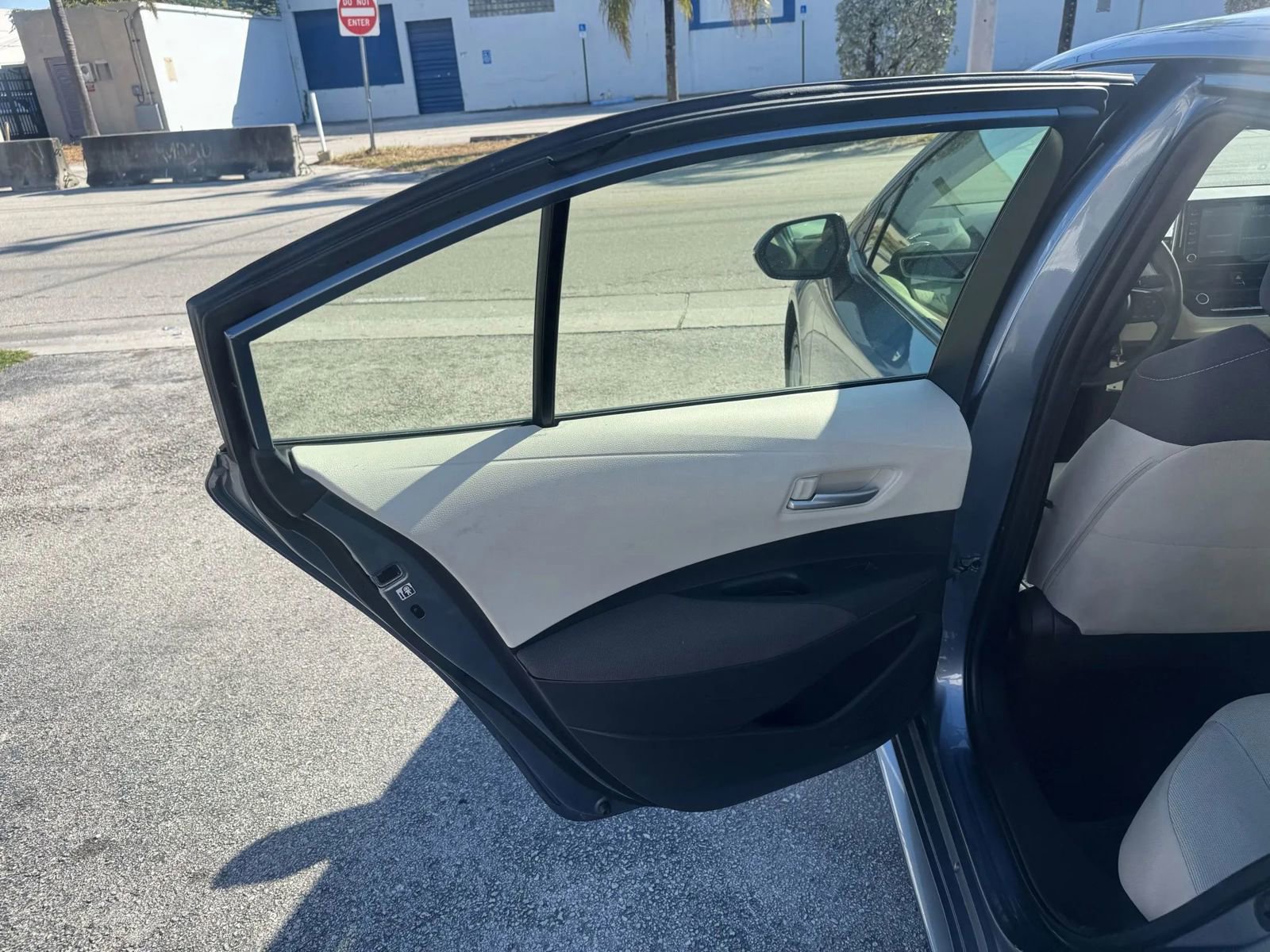 Used 2020 Toyota Corolla LE image 16