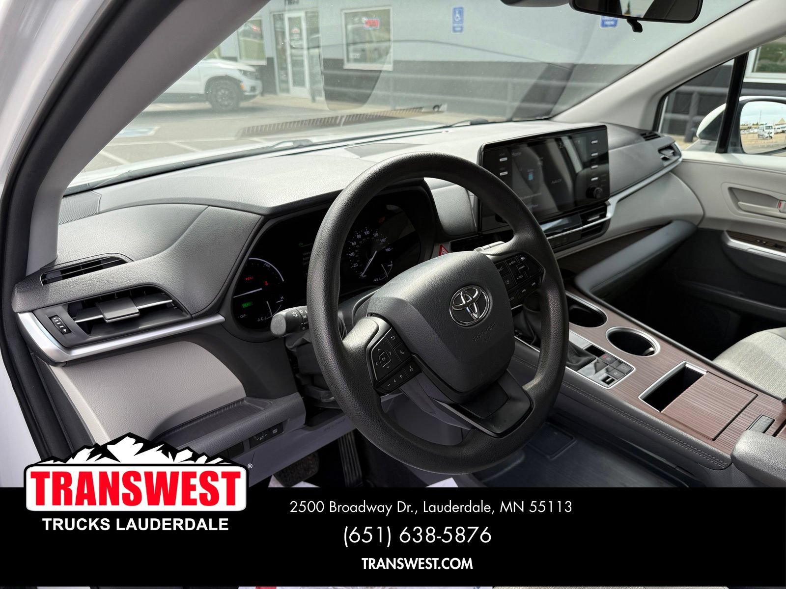 Used 2024 Toyota Sienna LE AWD/4WD image 4
